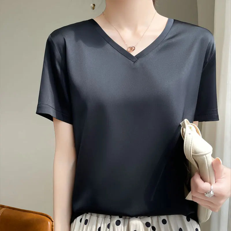 T-Shirt en Satin Intemporel à Col V