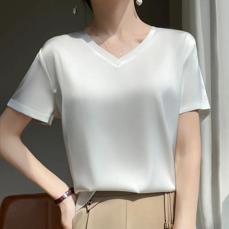 T-Shirt en Satin Intemporel à Col V