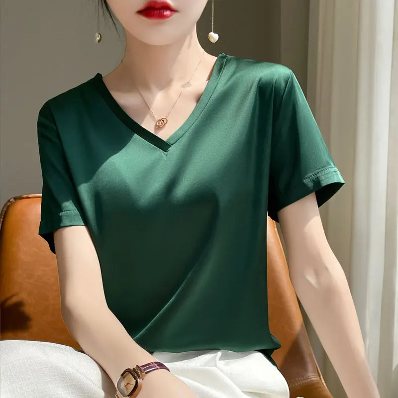 T-Shirt en Satin Intemporel à Col V