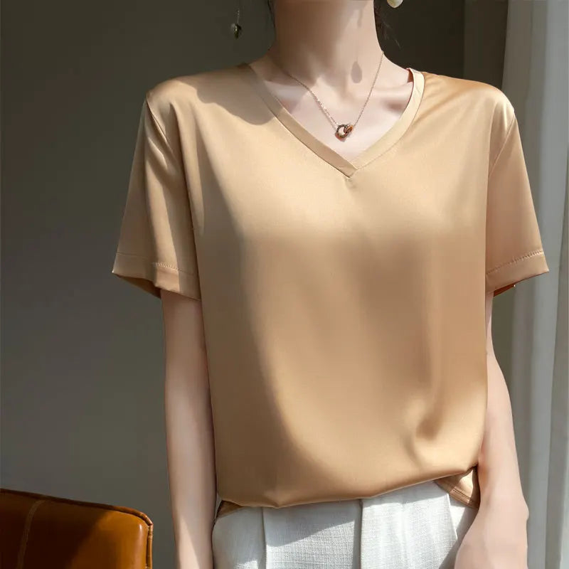 T-Shirt en Satin Intemporel à Col V